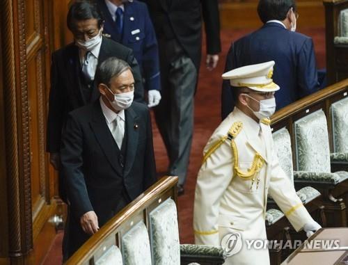(도쿄 EPA=연합뉴스) 스가 요시히데 일본 신임 총리가 지난 17일 열린 임시국회 개회식에 마스크를 쓴 채 입장하고 있다.
