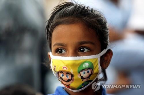 인도 뭄바이에서 마스크를 쓴 인도 어린이. [로이터=연합뉴스]