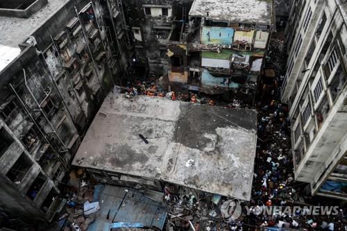 21일 인도 뭄바이 인근 비완디에서 무너진 3층 건물. [로이터=연합뉴스]