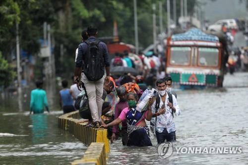 23일 폭우로 도심이 잠긴 인도 뭄바이. [로이터=연합뉴스]