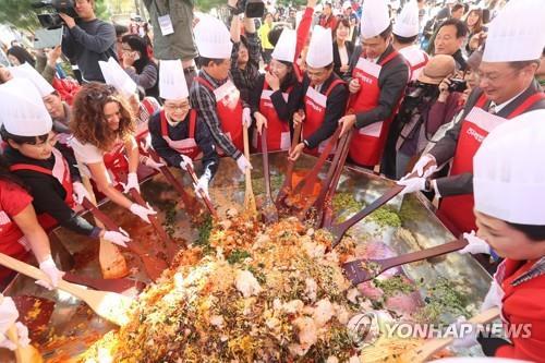 지난해 열린 전주 비빔밥 축제서 대형 비빔밥 만들기