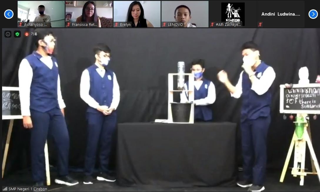25일 화상 발표회에서 수력발전기 응용 작품 설명하는 찌르본 중학생들