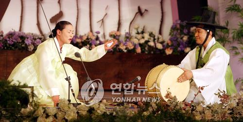 열창하는 전주 대사습놀이 참가자