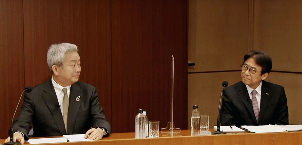 (도쿄 교도=연합뉴스) 사와다 준(澤田純) NTT 사장(왼쪽)과 요시자와 가즈히로(吉澤和弘) 도코모 사장이 29일 온라인 기자회견을 열어 도코모를 NTT의 완전자회사로 만들기로 했다고 발표하고 있다. 