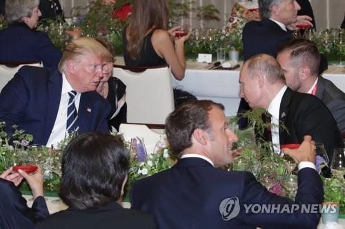 트럼프(좌) 미국 대통령과 푸틴(우) 러시아 대통령·마크롱(가운데) 프랑스 대통령