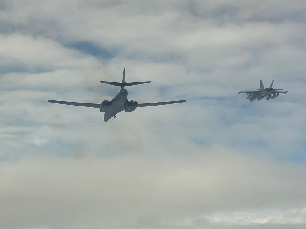 B-1B 전략폭격기 동해서 万博体育投注본 자위대와 훈련