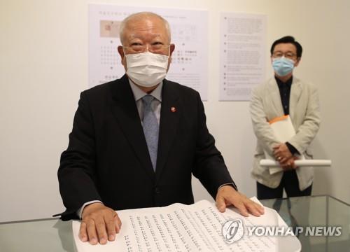 전시물 소개하는 박재갑 교수