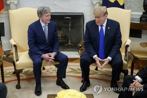 예맨에서 풀려난 미국인 인질 만난 트럼프 대통령(자료사진)