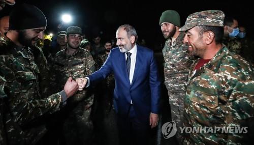 아르메니아 병사를 격려하는 파쉬냔 총리