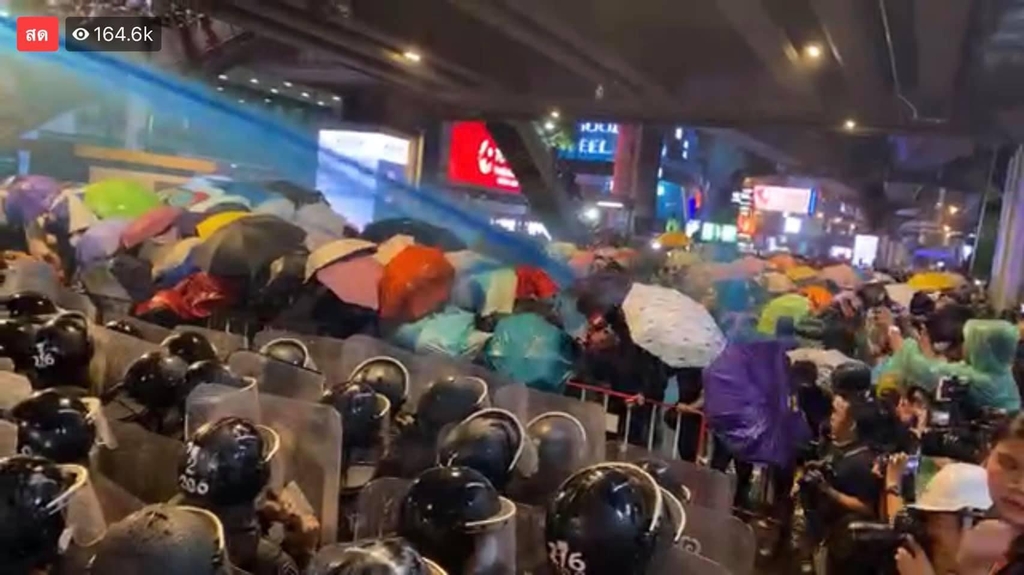파란색 물감이 들어간 물대포를 시위대를 향해 발사하는 경찰 2020.10.16