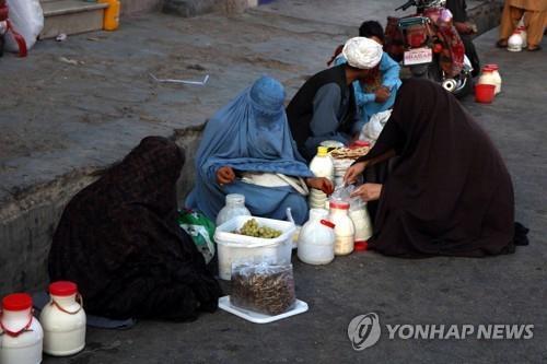 부르카 입은 아프간 여성들