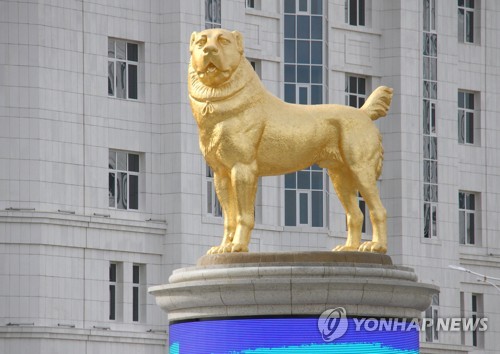 투르크메니스탄 수도 아시가바트에 세워진 '알라바이'종의 황금 개동상