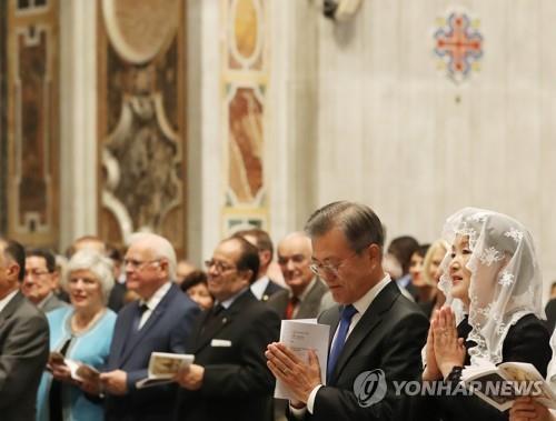 (로마=연합뉴스) 배재만 기자 = 교황청을 공식 방문 중인 문재인 대통령과 부인 김정숙 여사가 17일 오후 (현지시간) 로마 성 베드로 대성당에서 피에트로 파롤린 국무원장이 집전한 '한반도 평화를 위한 특별미사'에서 기도하고 있다. 2018.10.18scoop@yna.co.kr