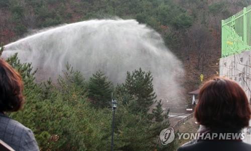 (강릉=연합뉴스) 이해용 기자 = 강원 강릉시가 18일 강동면 안인진리 임해자연휴양림에서 산불 발생 시 초동진화하기 위한 수관 수막 설비를 선보이고 있다.