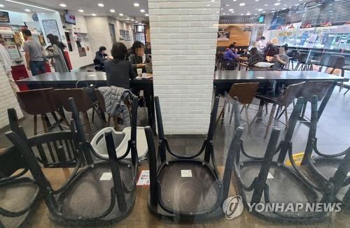 사회적 거리두기 격상으로 의자 정리한 식당