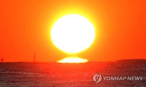 지난 1월 1일 강원 강릉시 경포해변 앞에서 2020년 첫 태양이 장엄하게 떠오르고 있다. [연합뉴스 자료사진] 