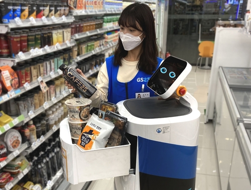 LG전자와 GS리테일은 서울 강서구 LG사이언스파크 내에 있는 GS25강서LG사이언스점에서 'LG 클로이 서브봇'을 이용해 상품을 배송하는 로봇배송 시범서비스를 시작했다. [LG전자 제공. 재판매 및 DB 금지]