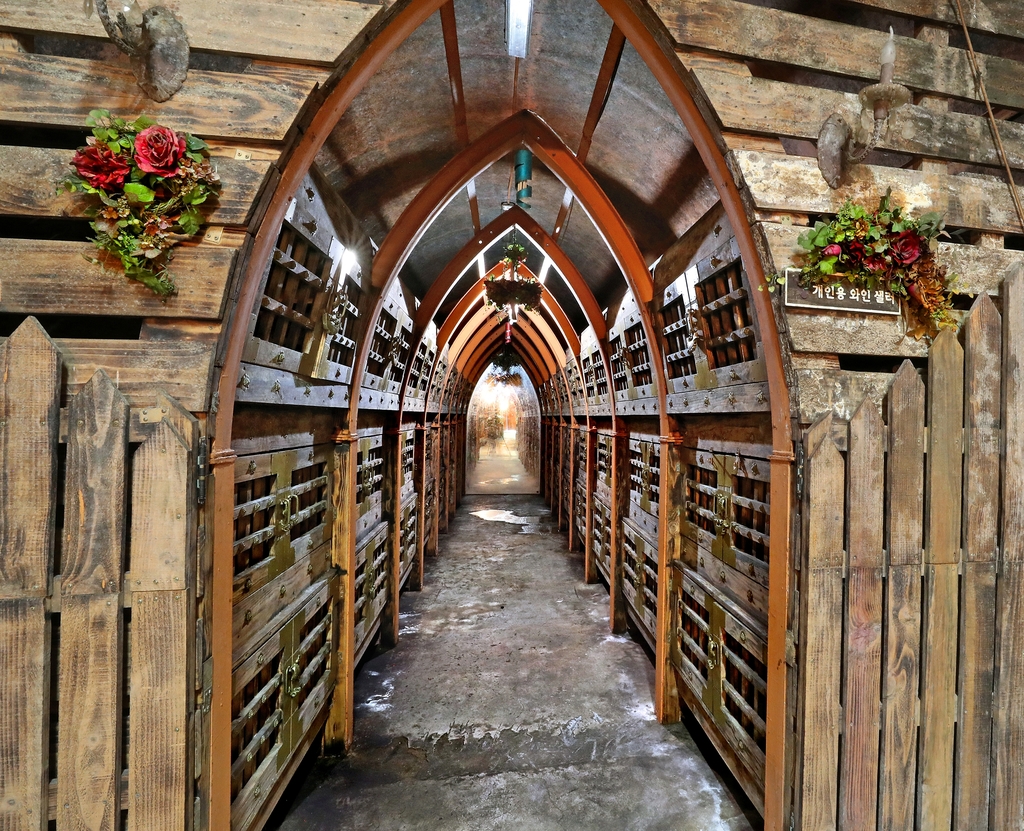 산머루농원 와인 터널 안쪽에 있는 개인 와인 저장 공간 [사진/조보희 기자]