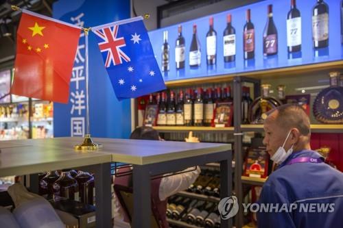 지난 11월 5일 중국 상하이 국제수입박람회장에서 한 방문객이 호주 와인 전시장을 둘러보는 모습. [AP=연합뉴스]