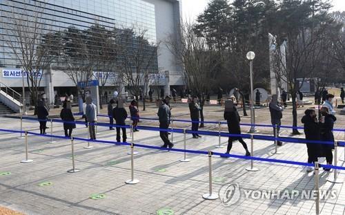 검사 대기 중인 시민들