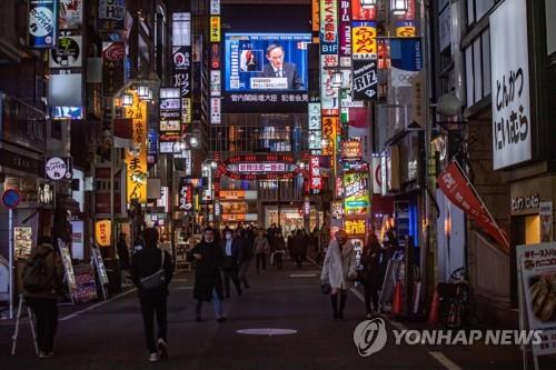 (도쿄 AFP=연합뉴스) 7일 오후 일본 도쿄도(東京都)에 설치된 대형 스크린에 스가 요시히데(菅義偉) 일본 총리가 신종 코로나바이러스 감염증(코로나19) 긴급사태를 선언하는 회견을 하는 장면이 중계되고 있다.