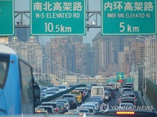 차량 가득한 중국 상하이의 고가도로