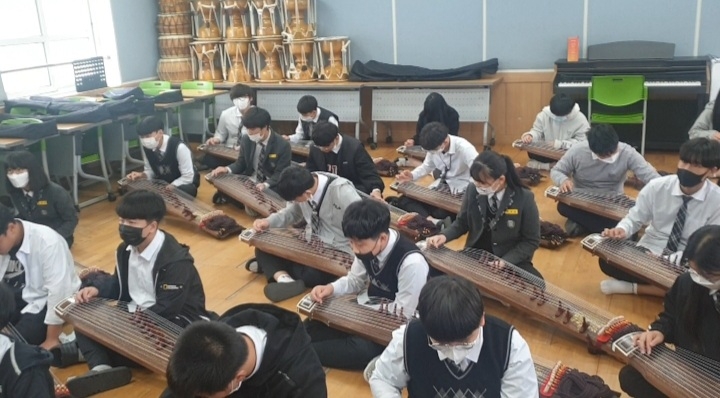 금산동중 가야금 연주 음악 수업