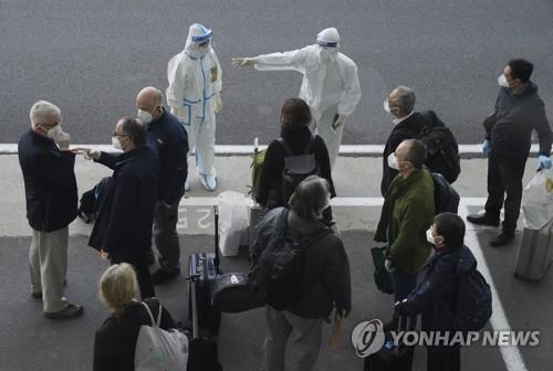 14일 중국 후베이성 우한 공항에 도착한 세계보건기구(WHO) 조사단