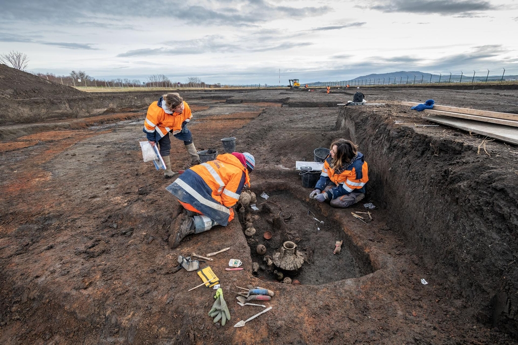 프랑스 중부 클레르몽페랑 인근 공항 건설현장에서 연구원들이 1세기 초 어린이의 무덤을 발굴하고 있다. [프랑스국립고고학발굴조사연구소(INRAP)=연합뉴스. 재판매 및 DB 금지]