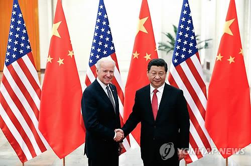 2013년 12월 4일 중국 베이징을 찾은 조 바이든 당시 미국 부통령(왼쪽)과 시진핑 중국 국가주석이 악수하는 모습. [EPA=연합뉴스 자료사진]
