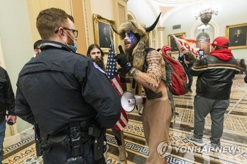 6일(현지시간) 미국 의사당 난입시위에 뿔이 달린 털모자를 쓰고 얼굴에 페인트를 칠한 채 나타난 '큐어넌의 샤먼' 제이컵 앤서니 챈슬리. [AP=연합뉴스 자료사진]