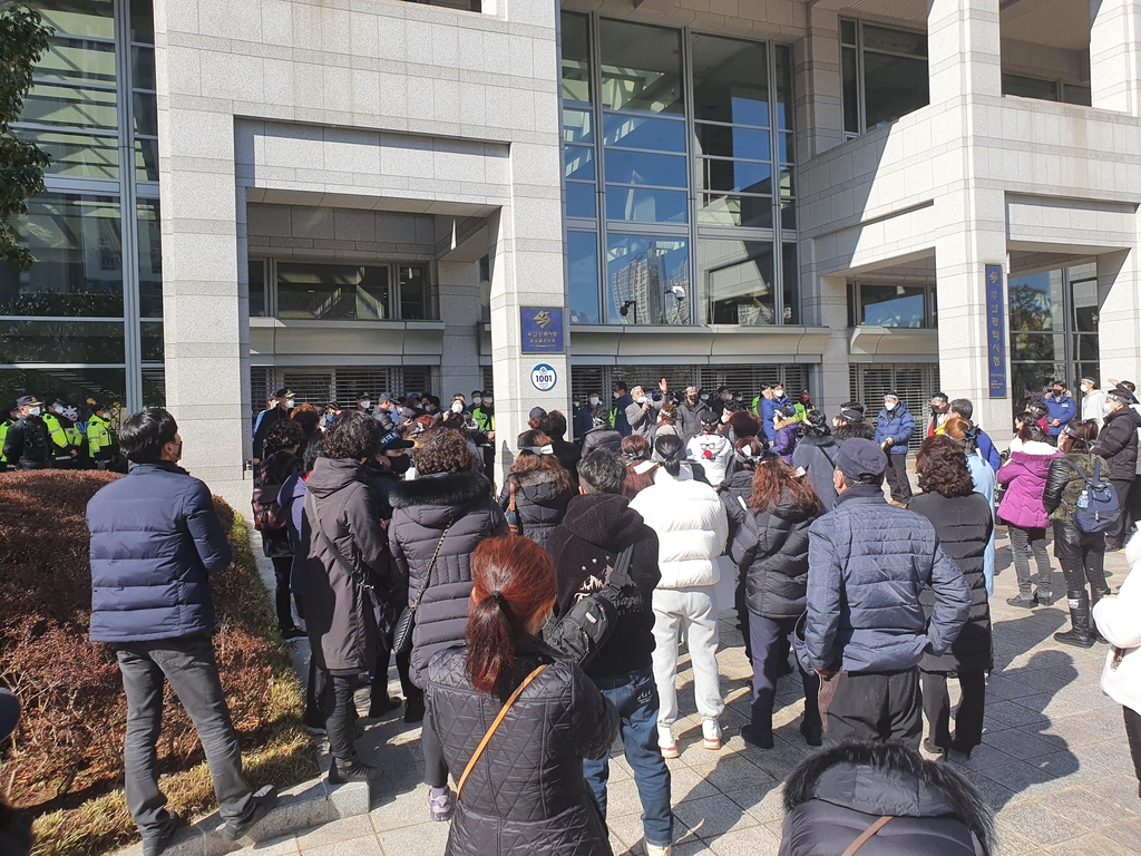 부산시청 앞으로 몰려든 유흥업주들