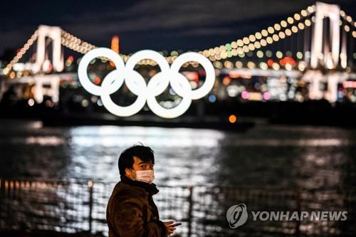 (도쿄 AFP=연합뉴스) 신종 코로나바이러스 감염증(코로나19) 긴급사태가 발령 중인 가운데 지난달 27일 일본 도쿄만 해상에 설치된 올림픽 조형물에 조명이 켜져 있다.