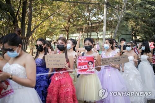 디즈니 드레스 입고 시위하는 미얀마 여성들