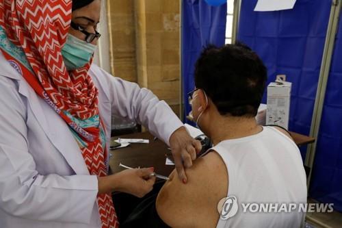 중국 시노팜 백신 맞는 파키스탄 보건의료인