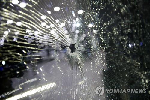 15일 밤 로켓포 공격으로 깨진 에르빌 국제공항의 유리창