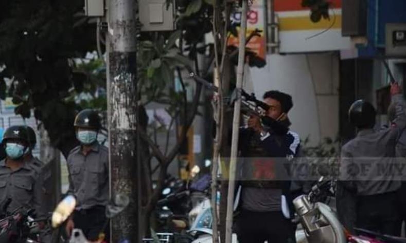 사복 군인이 민가를 향해 발포했다고 네티즌들이 주장하는 모습