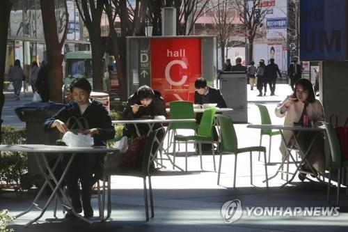 일본 도쿄의 거리에서 '사회적 거리두기'를 지키면서 점심을 먹고 있는 사람들. [AP=연합뉴스 자료사진]
