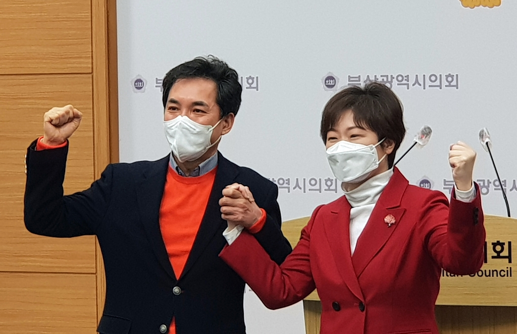 단일화 결과 발표하는 박민식·이언주 예비후보(왼쪽부터)