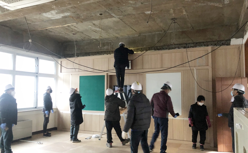 공주정명학교에서 석면 제거 상태 살피는 점검단