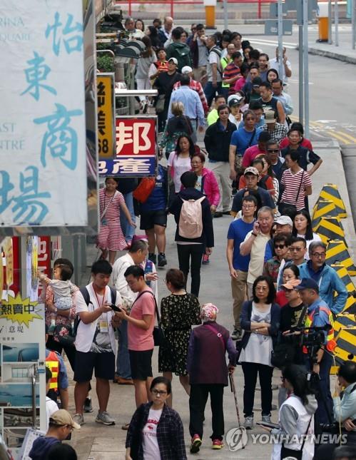2019년 11월 구의원 선거 투표 위해 줄 서 있는 홍콩 시민들
