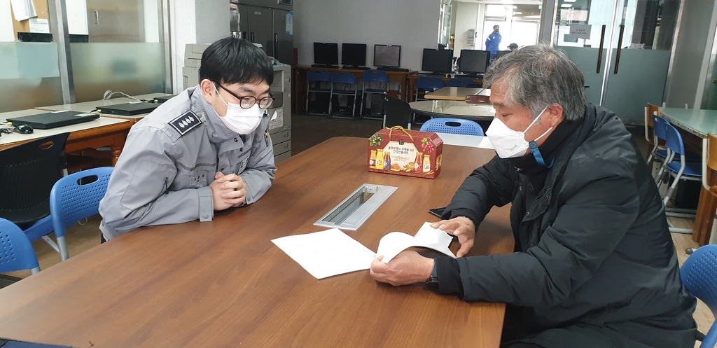 학교 운동부에 서한문 배포하는 광주 북부경찰서