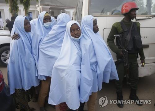 피랍됐다가 풀려난 나이지리아 소녀들이 2일 의료검진을 기다리고 있다. 