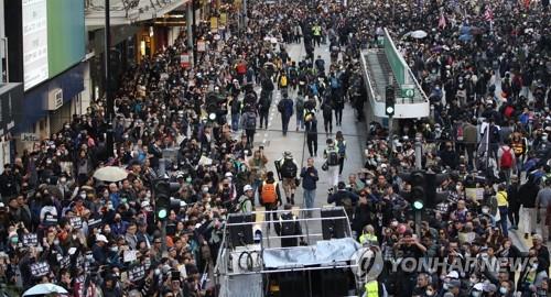 (홍콩=연합뉴스) 서명곤 기자 = 2019년 12월 8일 오후 홍콩 빅토리아공원에서 열린 집회. 범민주 진영의 구의원 선거 압승 후 열린 첫 대규모 집회에서 참가자들은 송환법 공식 철회, 행정장관 직선제 실시, 경찰의 시위 강경 진압에 관한 독립적 조사 등을 촉구했다.