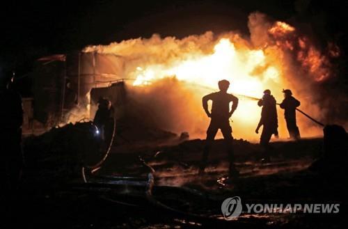 미사일 공격을 받은 시리아 북부 반군 지역의 정유시설