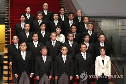 (도쿄 AP=연합뉴스) 2020년 9월 16일 일본 총리관저에서 스가 요시히데(菅義偉) 내각 발족을 기념해 스가 총리가 내각 구성원들과 함께 기념사진 촬영에 응하고 있다. 당시를 기준으로 여성은 2명 뿐이다.