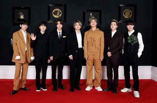 온라인으로 제63회 그래미 어워즈 레드카펫 행사에 참석한 그룹 방탄소년단(BTS)