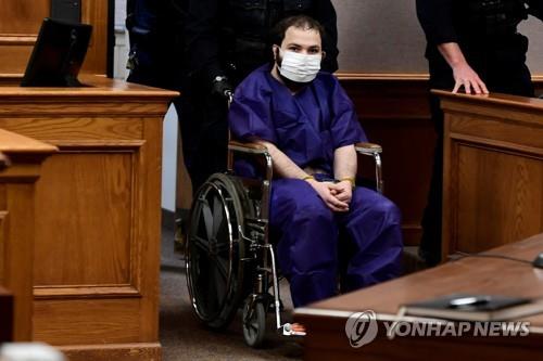 휠체어를 타고 법정에 들어서는 아흐마드 알리사