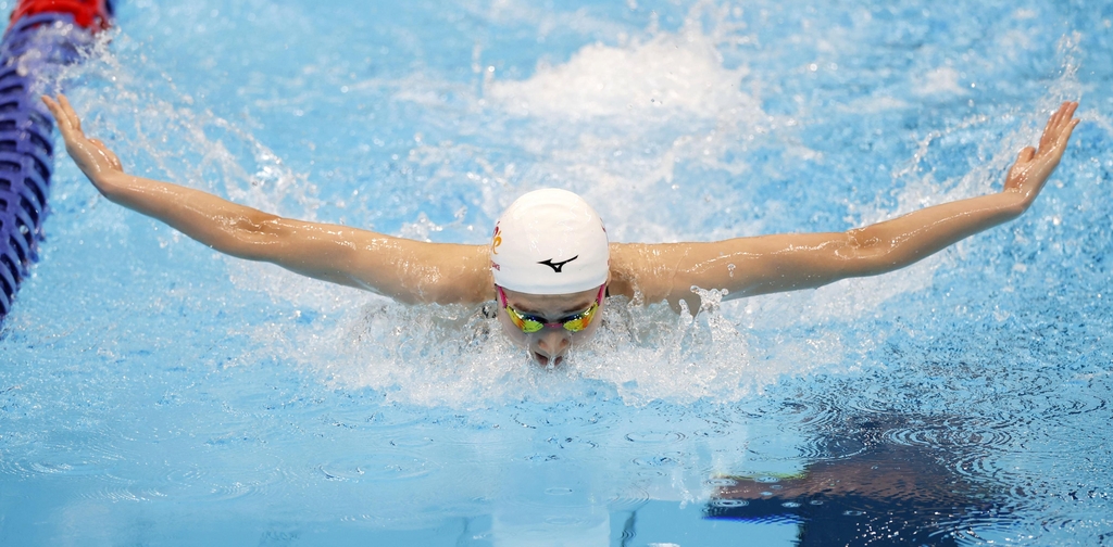 (도쿄 교도=연합뉴스) 백혈병을 극복한 일본 수영 수타 이케에 리카코(20)가 4일 도쿄 아쿠아틱스 센터에서 올림픽 대표 선발전을 겸해 열린 일본 수영 선수권 여자 100ｍ 접영 결승에서 물살을 가르고 있다. 