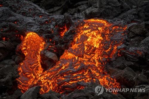 쏟아지는 아이슬란드 화산의 용암